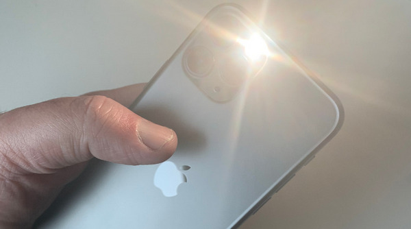 iPhone FlashLight je uključen